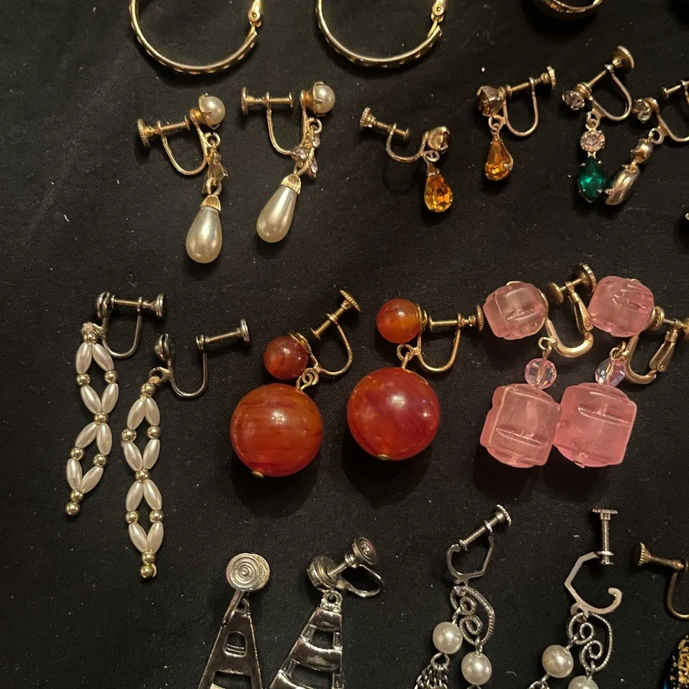 Vintage Lot of 24 Pairs of Screwback Earrings - Picture 3 of 4